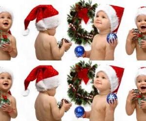 пазл Дети с Санта-Клаусом шляпы и играть с рождественских украшений